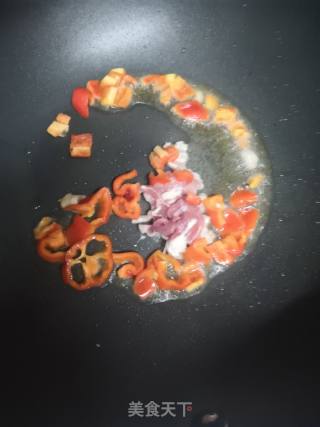 蘑菇炒花菜的做法步骤：1