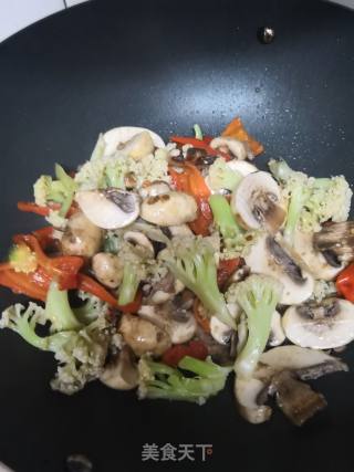 蘑菇炒花菜的做法步骤：3