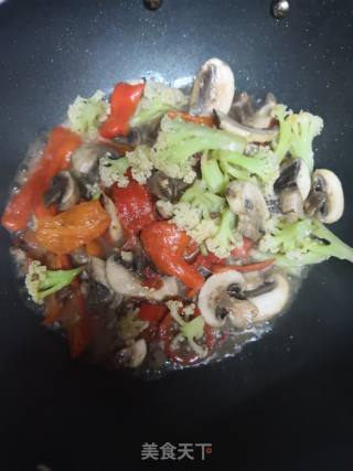 蘑菇炒花菜的做法步骤：4