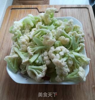 清炒花菜的做法步骤：1