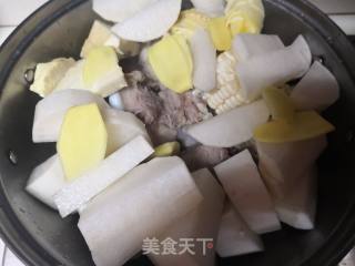 玉米冬笋萝卜筒骨汤的做法步骤：1
