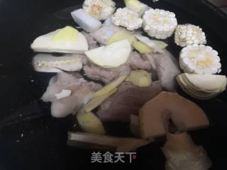 玉米冬笋萝卜筒骨汤的做法步骤：2