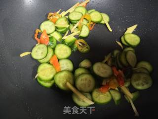 红椒黄瓜炒牛肉的做法步骤：3