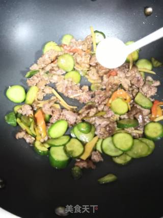 红椒黄瓜炒牛肉的做法步骤：4
