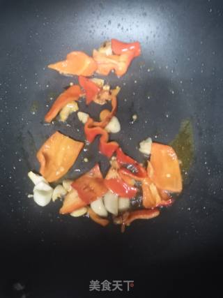肉丝炒蘑菇的做法步骤：1