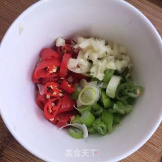 剁椒素鸡炒蒜苔的做法步骤：4
