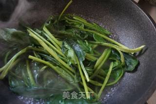 菠菜炒鸡蛋的做法步骤：1