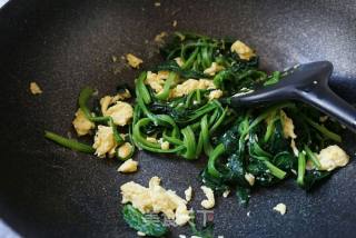 菠菜炒鸡蛋的做法步骤：4