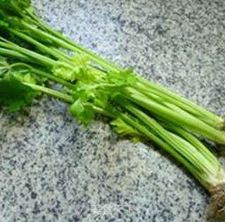香芹腊肉炒黄豆芽的做法步骤：1