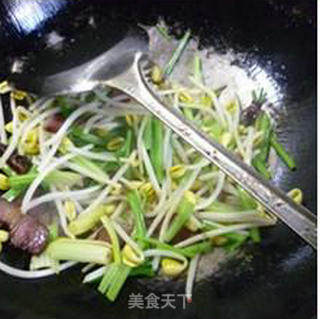 香芹腊肉炒黄豆芽的做法步骤：12