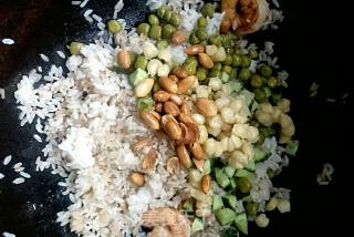 虾仁菠萝炒饭的做法步骤：7