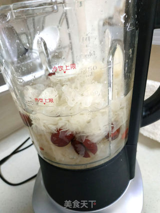 银耳红枣汁的做法步骤：2