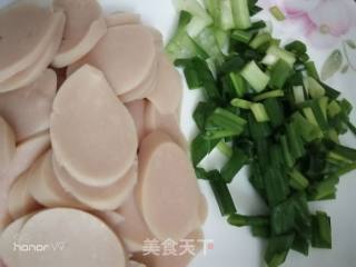 火腿肠炒鸡蛋的做法步骤：2