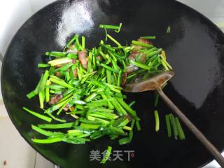韭菜炒腊肉的做法步骤：10