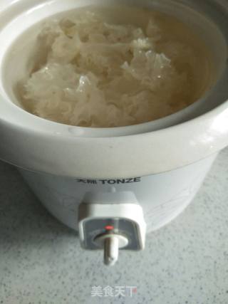 银耳雪梨枸杞汤的做法步骤：3