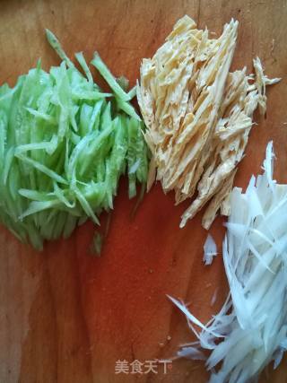 青瓜腐竹炒绿豆芽的做法步骤：1