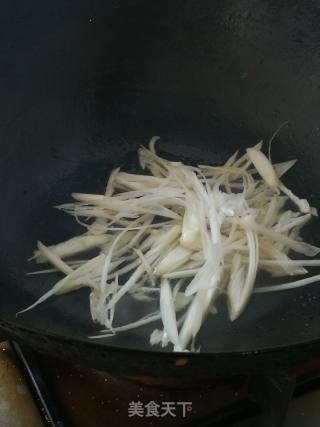 青瓜腐竹炒绿豆芽的做法步骤：2