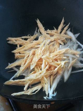 青瓜腐竹炒绿豆芽的做法步骤：3