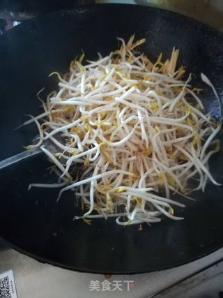 青瓜腐竹炒绿豆芽的做法步骤：4