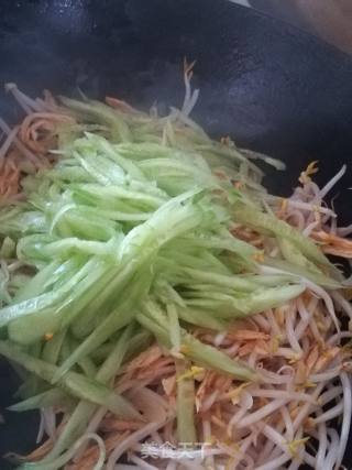青瓜腐竹炒绿豆芽的做法步骤：5