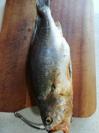 家炖黄花鱼的做法步骤：1