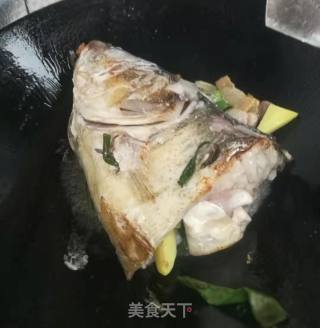 砂锅鱼头豆腐的做法步骤：6