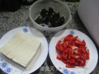 黑木耳红椒豆腐的做法步骤：1
