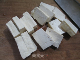 黑木耳红椒豆腐的做法步骤：2