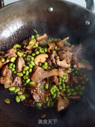 咸鸭炒毛豆的做法步骤：3