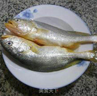 蒜头烧黄鱼的做法步骤：1