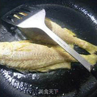 蒜头烧黄鱼的做法步骤：4