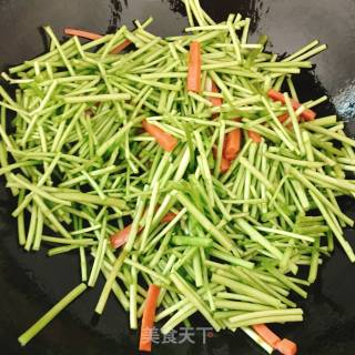 火腿肠炒芦蒿的做法步骤：5