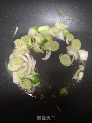 葱香豆芽的做法步骤：1