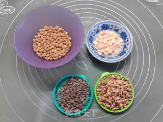 黑小麦薏米杏仁豆浆的做法步骤：1