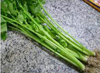 香芹蟹肉棒炒鸡蛋的做法步骤：1