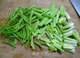 香芹蟹肉棒炒鸡蛋的做法步骤：6