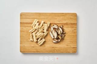 香菇烧腐竹的做法步骤：3