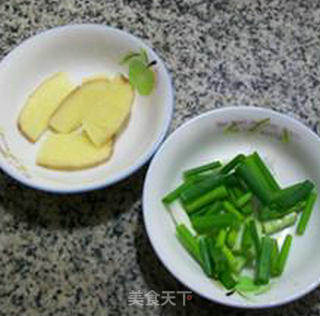 香菇鸡翅尖的做法步骤：3
