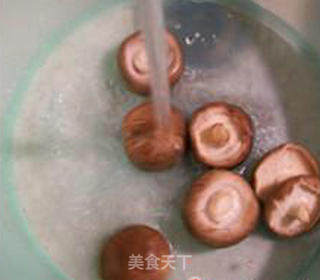 香菇鸡翅尖的做法步骤：4