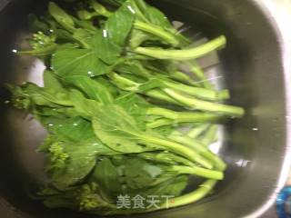 上汤菜心的做法步骤：1