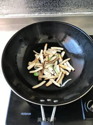 香干炒香芹的做法步骤：5