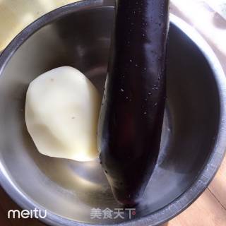 猪肉烧茄子土豆的做法步骤：1