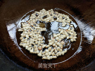 酸豆角炒油渣的做法步骤：4