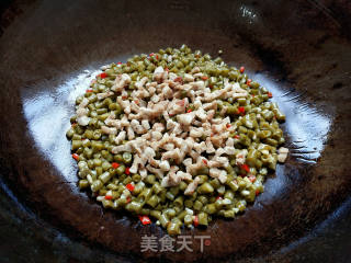 酸豆角炒油渣的做法步骤：8