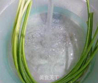 咸肉胡萝卜炒蒜薹的做法步骤：3