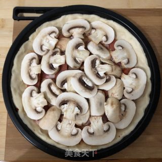 脆皮肠培根蘑菇披萨的做法步骤：3