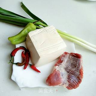 豆腐炒肉的做法步骤：1
