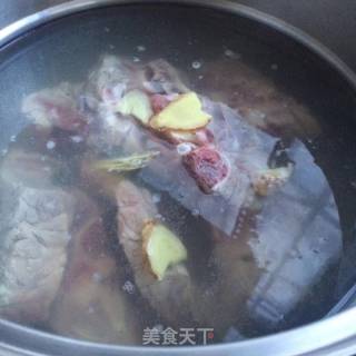 春笋龙骨汤的做法步骤：1