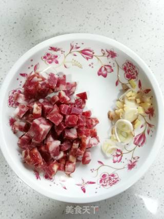 蚕豆炒腊肠的做法步骤：3