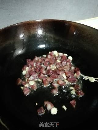 蚕豆炒腊肠的做法步骤：5